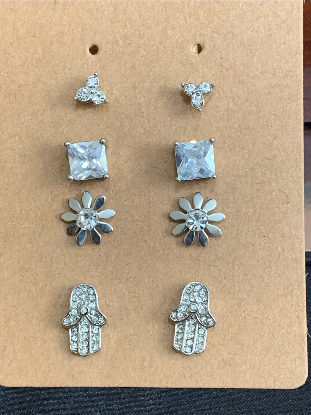 4 pairs of stud earrings